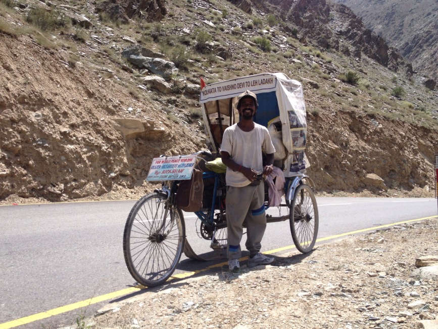 Mijn held, Satyen Das, fietst voor wereldvrede met zijn riksja van Calcutta naar Leh. Een zalig man