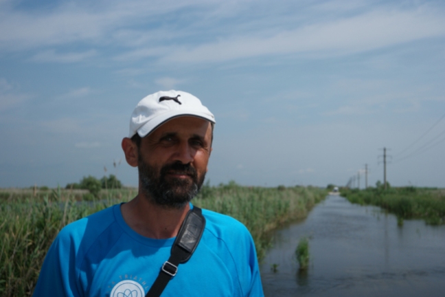 I was cycling in the Danube Delta. The Delta was just for myself, nobody on the road, except (in the other direction) this most friendly man Calin from #SulinaFabuloasă (check facebook, he organises kayak tours through the delta). I had to cross a river two times, the first time he helped me by carrying my luggage because it was too deep to cross it with my front rollers #Romania