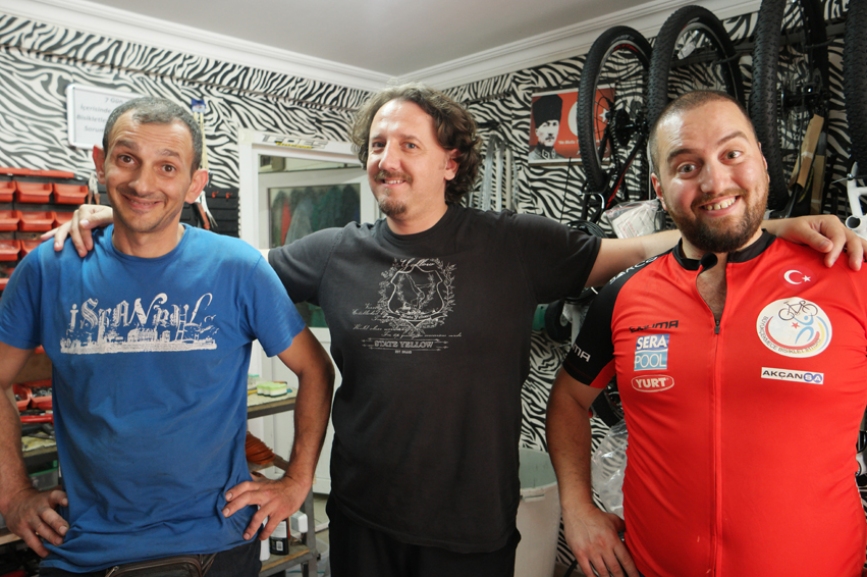 May I present you, the nicest guys from the best bike repair shop in Istanbul/Büyükçekmece (Sena Bisiklet). Really, you have to go there when you're around. They were just fabulous. Erkan (the man on the left side) is faster than his shadow when it concerns bike repairing. They spolied me so much. Not only with a nice hour in their shop, a free bike maintenance but also with Turkish Delight. Thank you so much guys #Turkey