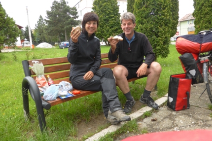 When I left Cârțișoara, I met Andreas (German) on the road. Without knowing him I already followed his Facebook page (cycleguide). Great to meet him in real. We had a picknick and cycled a couple of hours together. Good times #Romania