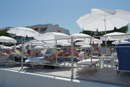 Suddenly I heard 'lieve kleine piranha'. Luc De Vos is still alive on this sunny terrace in Bulgaria