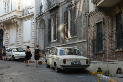 Streetlife with nice old car #Istanbul #Turkey